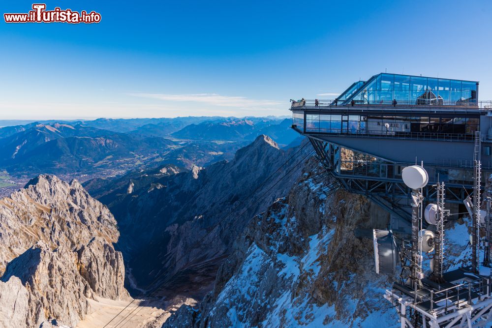 Immagine Cima del picco Zugspitze a Garmisch-Partenkirchen, Baviera. Si tratta della più alta montagna della Germania con i suoi 2962 metri sul livello del mare. Da qui si può ammirare uno splendido panorama a 360 gradi con oltre 400 vette in 4 paesi.