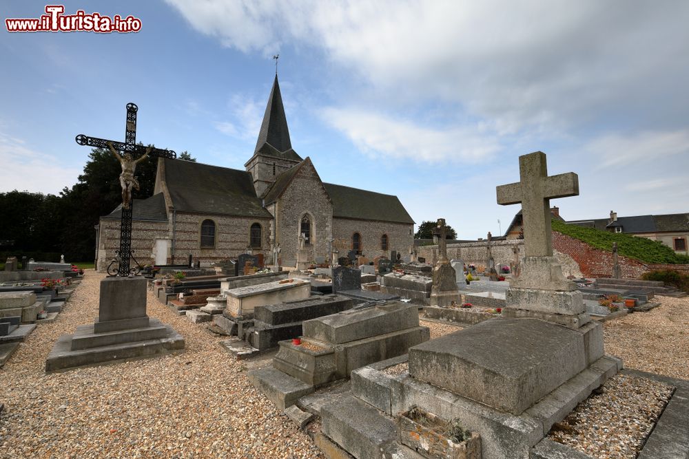 Immagine Un cimitero nella cittadina di Fécamp, località balneare della Costa d'Alabastro, in Francia.