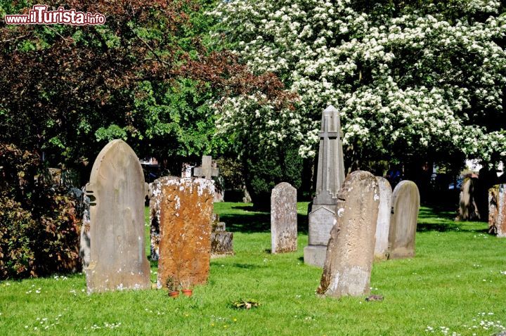 Immagine Cimitero della chiesa della Santissima Trinità a Stratford-upon-Avon, Inghilterra - Alcune delle lapidi dell'area cimiteriale della chiesa in cui è seppellito anche William Shakespeare © Arena Photo UK / Shutterstock.com