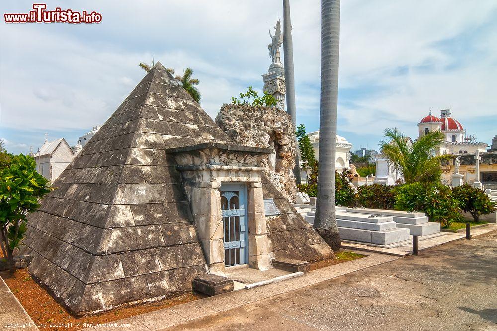 Immagine La Necròpolis Cristòbal Colòn, il principale cimitero dell'Avana, fu fondato nel 1876 e si trova nel quartiere del Vedado - © Tony Zelenoff / Shutterstock.com