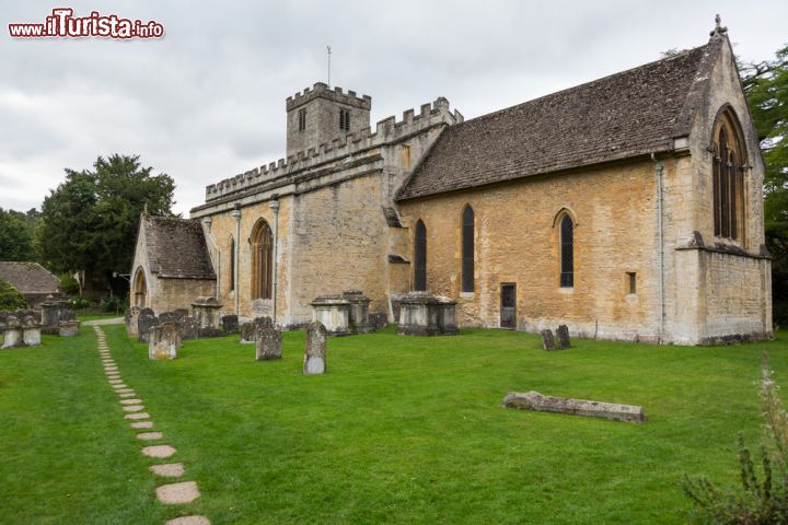 Immagine Cimitero di Bibury e chiesa di Santa Maria, Inghilterra - Il piccolo e raccolto cimitero che fiancheggia la St Mary Church di Bibury © Steve Heap / Shutterstock.com