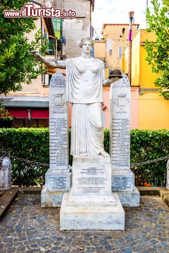 Immagine Un cippo commemorativo nel centro storico di Grottaferrata - © nomadFra / Shutterstock.com