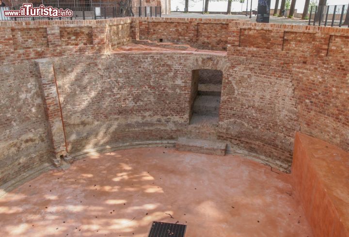 Immagine Una cisterna per l'acqua all'interno del complesso architettonico del castello di Rivoli in Piemonte, uno dei Patrimoni dell'Umanità dell'UNESCO - © Claudio Divizia / Shutterstock.com