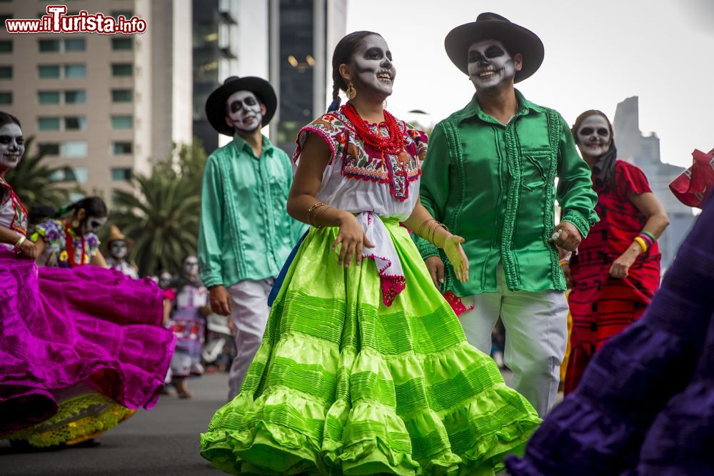 Immagine Città del Messico: secondo la tradizione, il Giorno dei Morti è il momento nel quale le anime dei defunti tornano sulla terra per trovare parenti e amici.