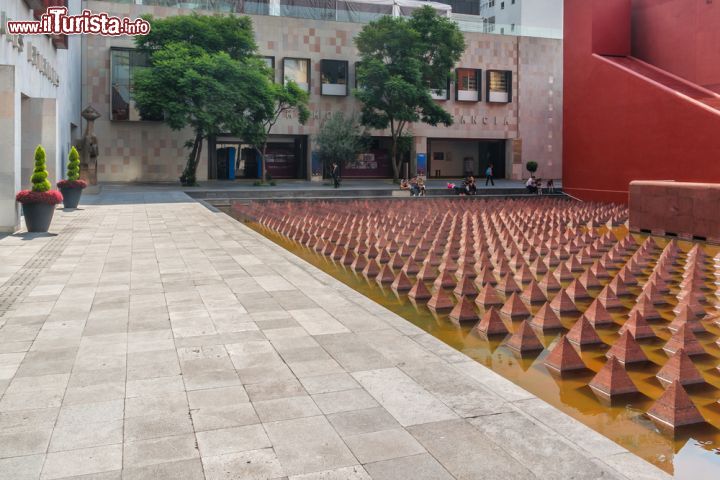 Immagine L'ingresso del Museo della Memoria e della Tolleranza (Museo de Memoria y Tolerancia) in Plaza Juárez a Città del Messico. Il museo ha aperto ibattenti nel 2010 ed è stato realizzato dal gruppo di architetti Arditti RDT - foto © Kiev.Victor / Shutterstock.com