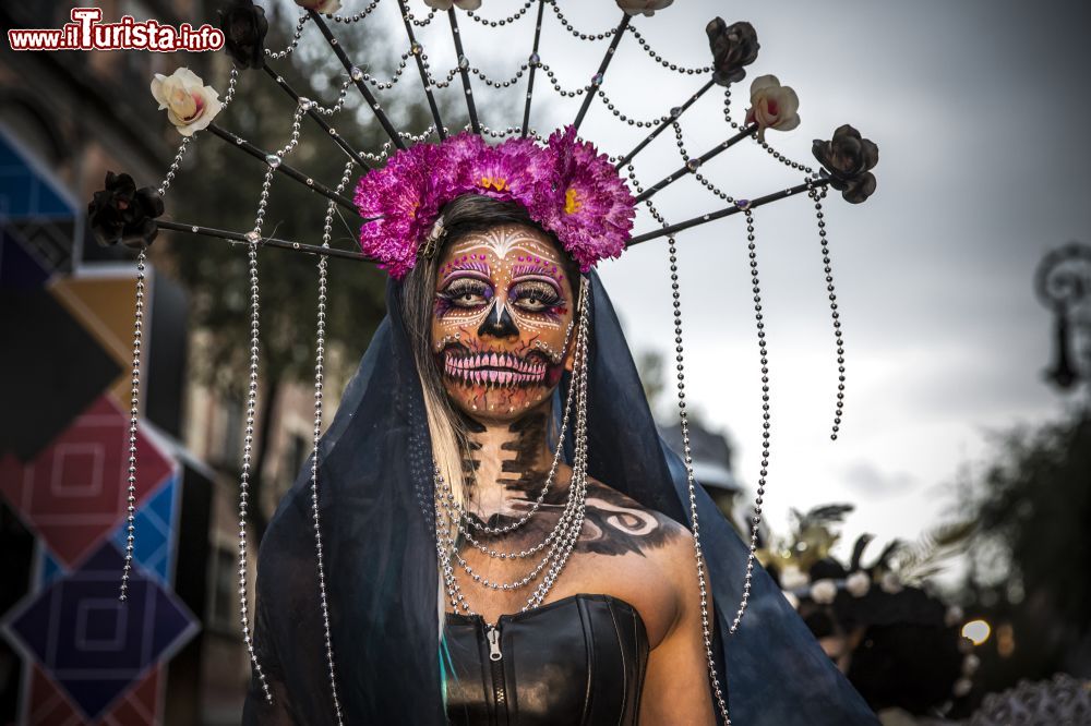 Immagine Ragazza che prende parte alla sentita celebrazione a Città del Messico del Día de Muertos, giornata in cui le persone si travestono da "morte" per colorarla, abbellirla e giocare con lei.