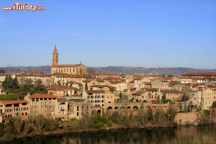 Immagine Vista della sponda setentrionale del fiume Tarn che attraversa la città di Albi (Occitanie).