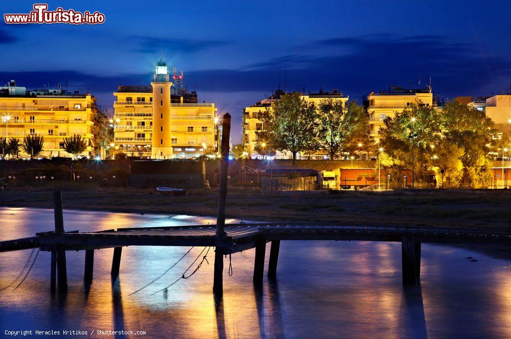 Immagine La città di Alessandropoli, Tracia, fotografata di notte con le luci che la illuminano, Grecia.  Capitale della prefettura di Evros, questa località è l'unico porto a est di Salonicco dotato di un collegamento ferroviario diretto con l'interno - © Heracles Kritikos / Shutterstock.com