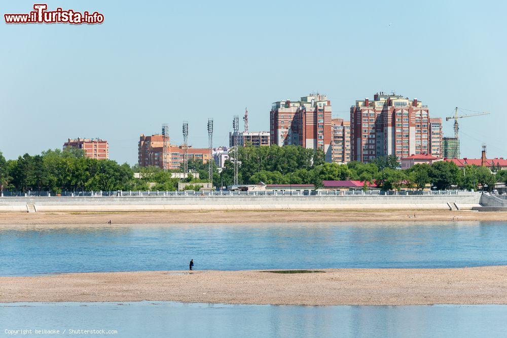 Immagine La città di Blagoveshchensk (Russia) vista da Heihe in Cina. La cittadina cinese si trova al confine con la Russia da cui è separata dal fiume Amur - © beibaoke / Shutterstock.com