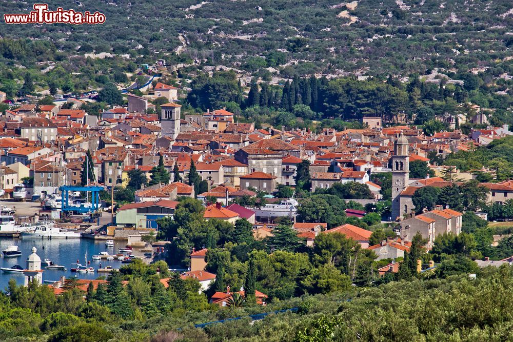 Immagine Città di Cres (Croazia): immersa nella vegetazione e nella tradizionale architettura della Dalmazia, questa cittadina è una piccola perla dell'isola omonima.