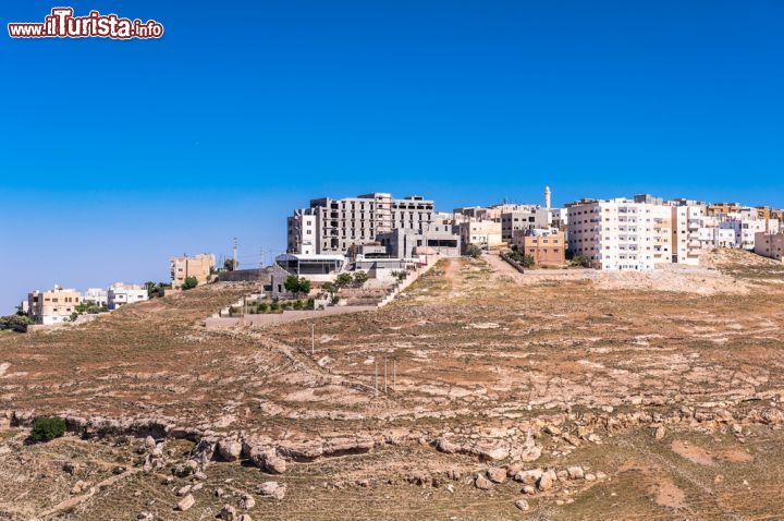 Immagine Città di Karak vista dal castello, Giordania. La zona moderna di questa città, considerata la capitale ufficiosa del sud della Giordania - © Anton_Ivanov / Shutterstock.com