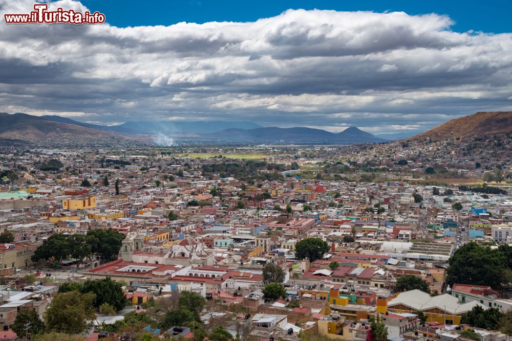 Immagine Vista dall'alto della città di Oaxaca, capitale dell'omonimo stato nel Messico meridionale.