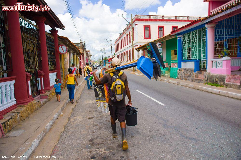 Immagine Una scena di vita quotidiana nelle strade della città cubana di Pinar del Rio (Cuba), a 160 km dalla capitale La Habana - foto© Fotos593 / Shutterstock.com