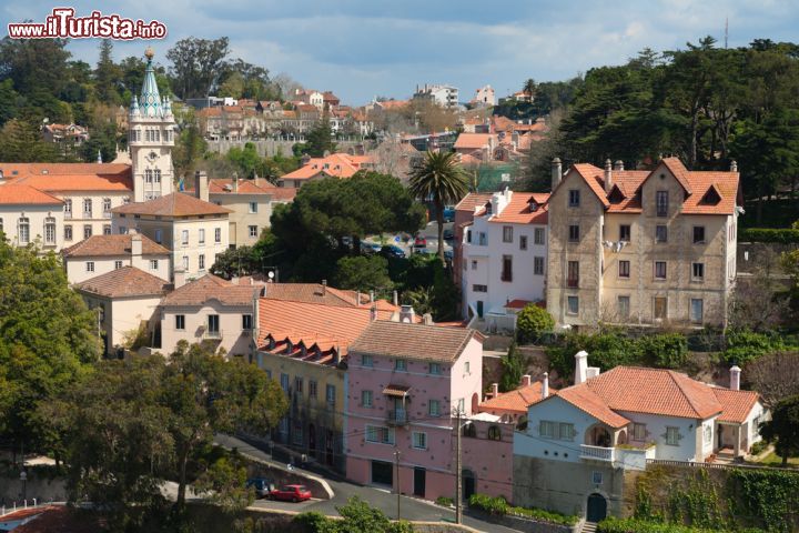 Immagine Una vista dall'alto della città di Sintra (Portogallo). Qui giungono ogni giorno migliaia di turisti provenienti soprattutto dalla vicina Lisbona per una gita in giornata - foto © Alexander A.Trofimov / Shutterstock.com