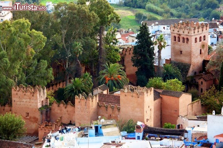 Immagine Città murata di Chefchaouen, all'interno si trova la vecchia Medina blu  del Marocco settentrionale - © Mikadun / Shutterstock.com