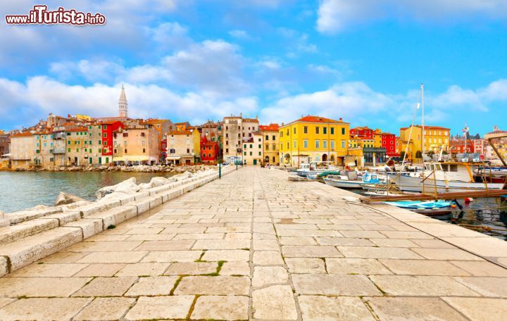 Immagine Città vecchia di Porec, Croazia. Di antiche origini romane, Parenzo (questo il nome in italiano) si è sviluppata attorno al porto protetto dall'isolotto di San Nicola - © motorolka / Shutterstock.com