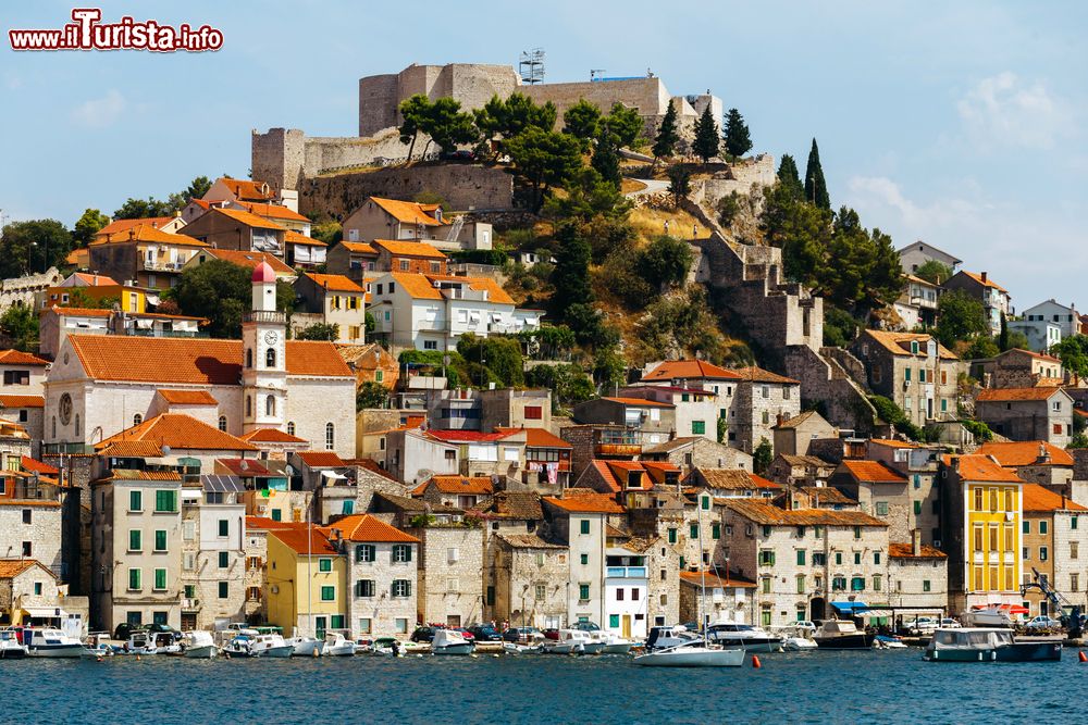 Immagine Vista d'insieme della città vecchia di Sibenik (Croazia), dominata dalla forezza di San Michele.