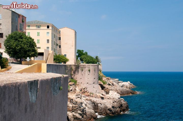 Immagine Cittadella di Bastia, Corsica. Gli stretti vicoli della Cittadella splendono al sole con i colori dei palazzi restaurati.