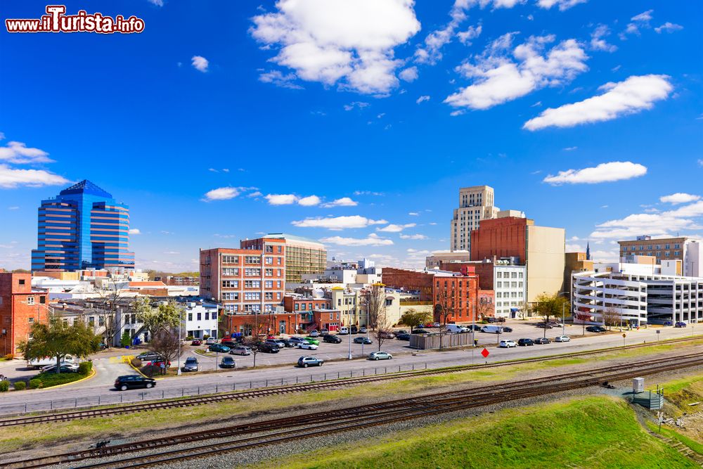 Immagine Cityscape della città americana di Durham, Carolina del Nord. Particolarmente nota in ambito accademico, Durham è anche una destinazione turistica da visitare se si vuole avere un quadro d'insieme dell'interessante North Corolina.