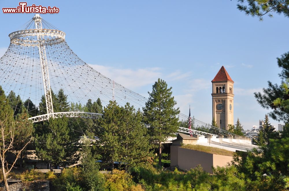 Immagine Cityscape di Spokane e della torre dell'orologio, Washington, Stati Uniti d'America. Questa località è celebre per il suo cielo azzurro, i fiumi e i laghi scintillanti.