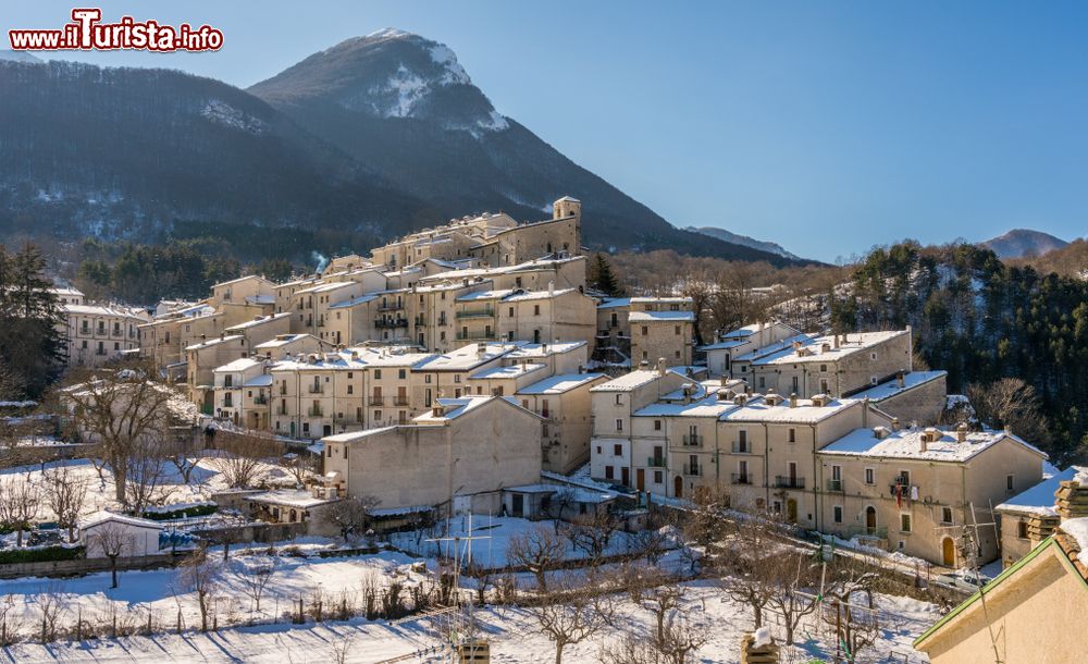 Immagine Civitella Alfedena il borgo del Parco Nazionale dell'Abruzzo innvevato durante la stagione invernale