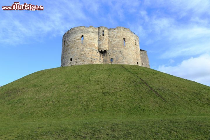 Immagine La Clifford’s Tower è uno dei luoghi simbolo di York. È parte dell'antico York Castle e fu utilizzata come prigione - foto © Shutterstock