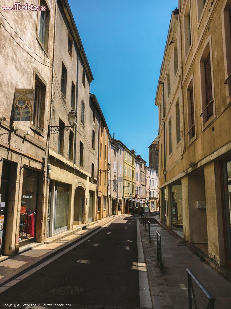 Immagine Cluny, Francia: un tipico vicoletto del centro storico in una calda giornata estiva - © fotoliza / Shutterstock.com