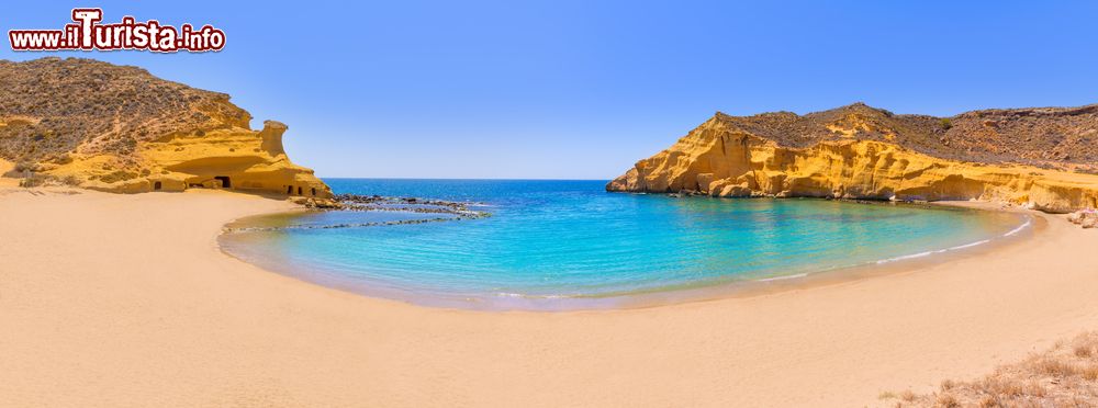 Immagine Cocedores beach a Murcia nei pressi di Aguilas, Mare Mediterraneo, Spagna. E' caratterizzata da due splendide barriere coralline di cui una nera per via della presenza di rocce vulcaniche e l'altra gialla per i resti fossili.