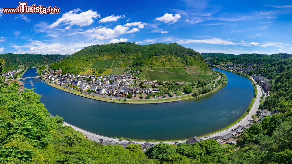 Immagine La città di Cochem (Germania) presso l'ansa del fiume Mosella. La cittadina sorge proprio in una delle zone più belle del paese per gli escursionisti, quella dell'altipiano dell'Eifel  e la Hunsrueck.