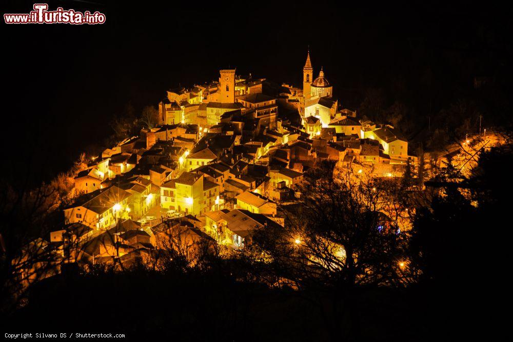 Immagine Cocullo by night, Abruzzo, Italia. Questo Comune abruzzese in provincia de L'Aquila sorge su un colle, sull'estrema propaggine meridionale del monte Catini. E' situato al confine della valle Peligna con la Marsica - © Silvano DS / Shutterstock.com