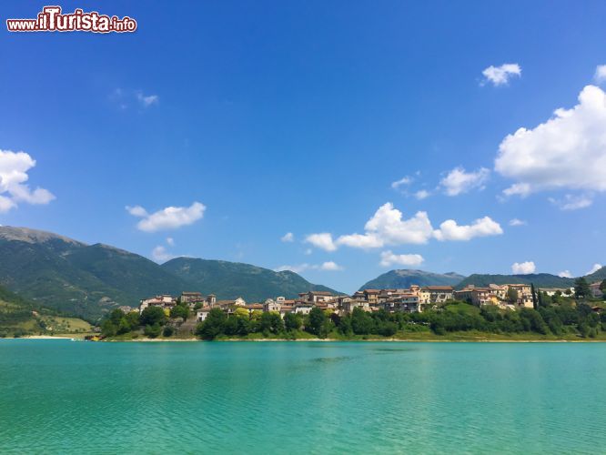 Immagine Colle di Tora fotografata in una giornate di sole in estate: il contrasto tra il blu del cielo e le acque verdi del lago Turano (Lazio)