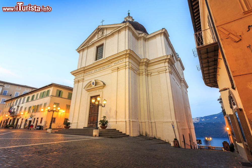 Immagine La Collegiata di San Tommaso da Villanova nella piazza principale di Castel Gandolfo, Lazio. Costruita al posto della chiesa parrocchiale di San Nicola, fu voluta da papa Alessandro VII° e progettata dal Bernini. I lavori iniziati nel 1658 si conclusero tre anni più tardi.