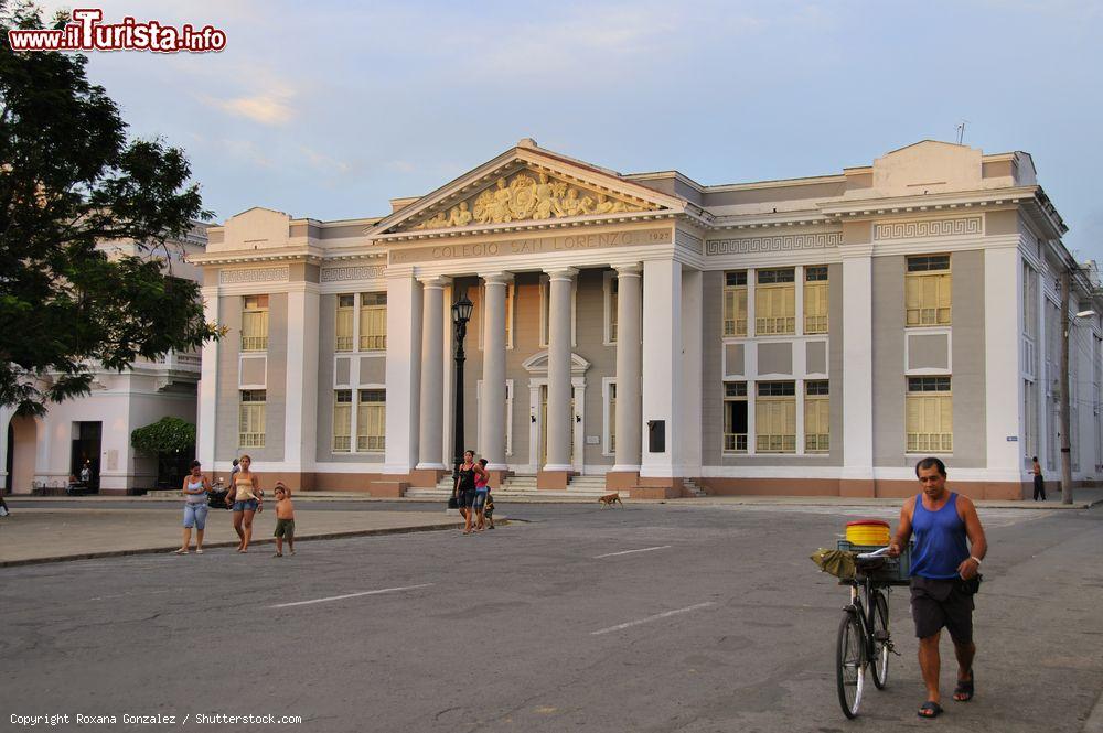 Immagine Il Collegio San Lorenzo con il suo inconfondibile stile neoclassico si affaccia su Parque Martì, la piazza di Cienfuegos (Cuba) - © Roxana Gonzalez / Shutterstock.com