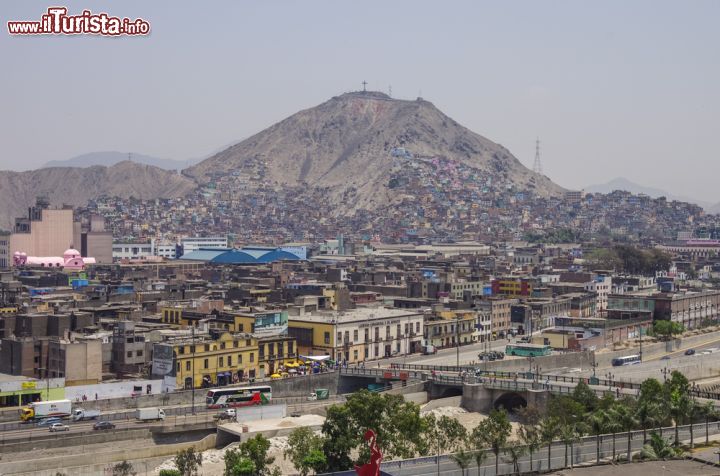 Immagine Una vista panoramica sulla collina di San Cristòbal e del centro di Lima (Perù) sulla sponda nord del fiume Rimac - foto © Igor Dymov