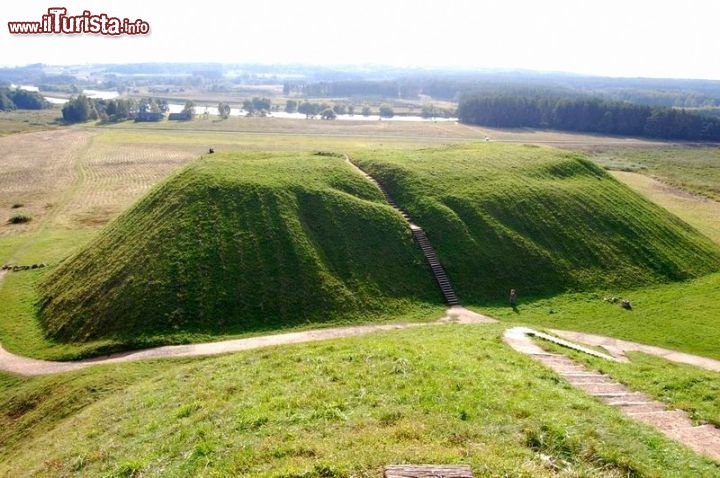 Immagine Collina nel sito archeologico di Kernave, patrimonio Unesco dal 2004. E' considerata la culla dell'identità nazionale di questo paese baltico: proprio qui, nel 1253, venne incoronato re Mindaugas, il primo unificatore della Lituania.