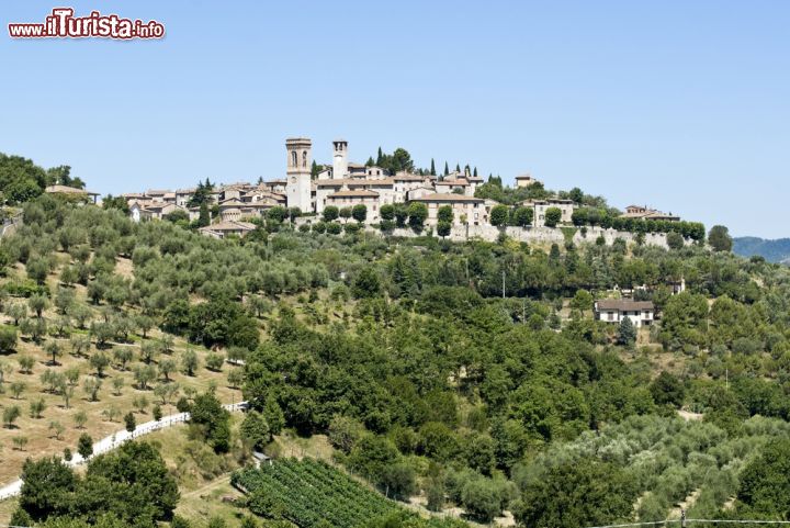 Immagine Colline e borgo di Corciano di Perugia in Umbria - © Claudio Giovanni Colombo / Shutterstock.com