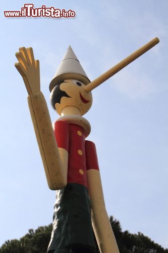 Immagine La statua di Pinocchio dà il benvenuto ai visitatori di Collodi e del parco dedicato al famoso burattino. Con i suoi 16 metri, si tratta della statua in legno di Pinocchio più alta del mondo - Foto © francesco de marco / Shutterstock.com