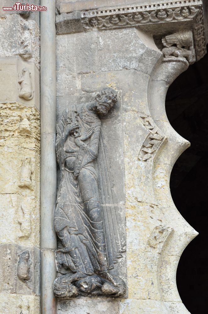 Immagine Colonna con basso rilievo all'ingresso dell'abbazia di San Pietro, Moissac (Francia).