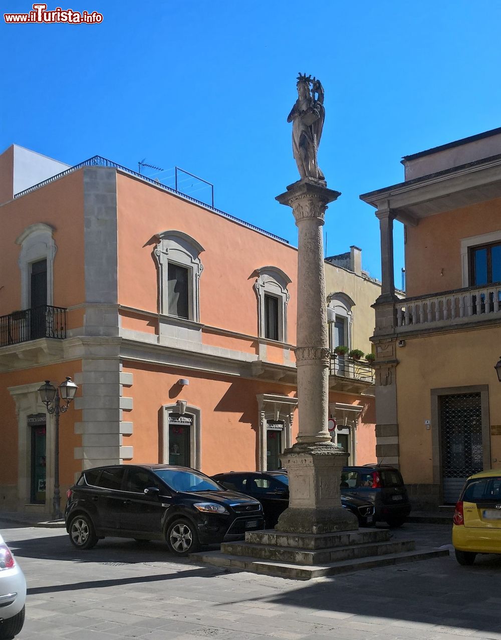 Immagine Colonna Votiva di San Giovanni nel centro di Aradeo in Puglia  - © Asia, CC BY-SA 4.0, Wikipedia