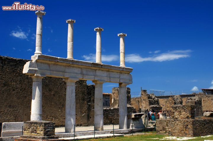 Immagine Colonne della mensa ponderaria di Pompei, Campania - Ricavata nel muro est del Tempio di Apollo, rappresentava l'ufficio pubblico di controllo delle misure di capacità e di peso. La mensa ponderaria era formata da due banchi in calcare sovrapposti a distanza, entrambi dotati di cavità corrsipondenti alle diverse misure. In questa immagine, le maestose colonne della struttura © Mikhail Nekrasov / Shutterstock.com