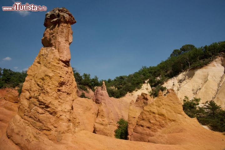 Immagine Roussillon, Francia: la zona circostante il borgo di Roussillon è detta anche "Colorado Provençal" per via delle formazioni rocciose e dei piccoli canyon che ricordano il west americano -  © Isabella Pfenninger / Shutterstock.com