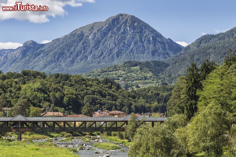 Immagine Comano, Trentino: un ponte coperto sul fiume Sarca