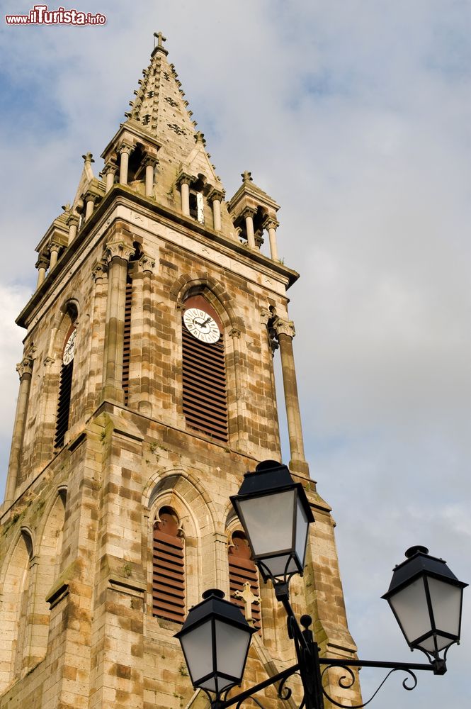 Immagine Combourg (Francia): il campanile della chiesa di Notre-Dame. Alta 50 metri, la torre campanaria della chiesa ottocentesca di Combourg è uno dei suoi elementi caratterizzanti. L'intera costruzione è in pietra granitica e ha richiesto venti anni.