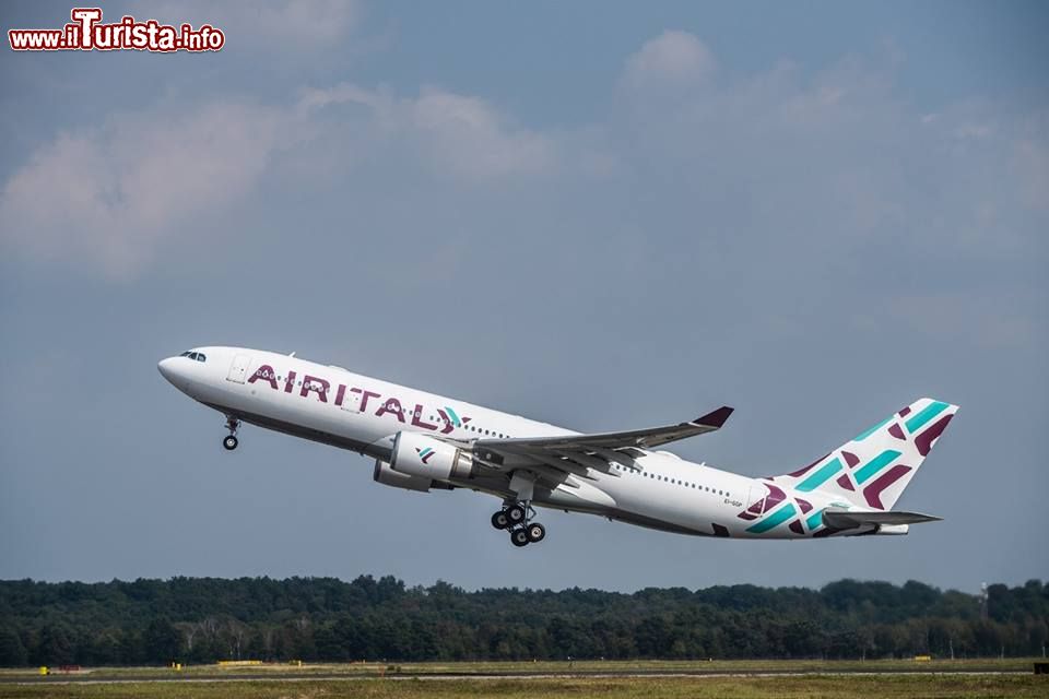Immagine Come arrivare alle Maldive: un A330 200 di AIR ITALY.