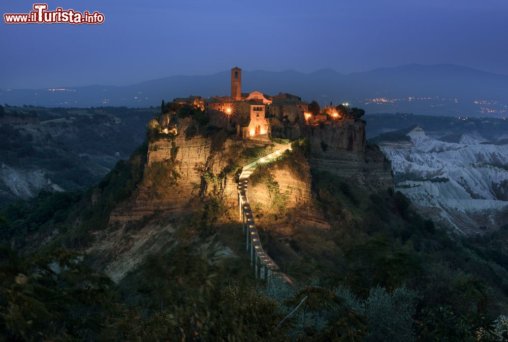 Immagine Come un presepe il borgo di Civita di Bagnoregio si eleva su di una rupe di tufo in provincia di Viterbo, nel Lazio