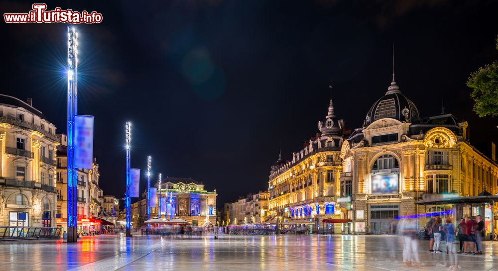 Immagine Comedy Square fotografata di notte a Montpellier (Francia).