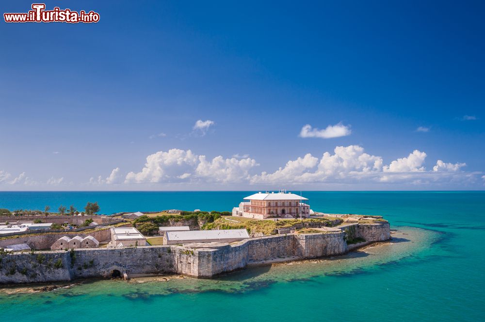 Immagine Commissioner's house a King's Wharf, Bermuda. Questa grande e elegante casa in stile georgiano venne costruita nel 1820. Primo edificio in ghisa al mondo, fu l'abitazione dell'incaricato generale del cantiere navale che vi abitò dal 1827 al 1837. In seguito la costruzione fu occupata dall'esercito britannico.