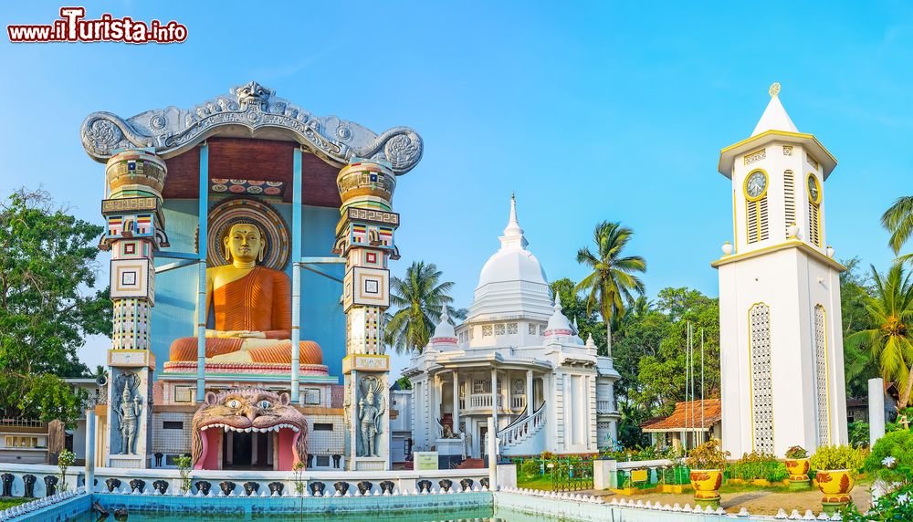 Immagine Il complesso dell'Angurukaramulla Temple (Bodhirajaramaya) a Negombo, città sulla costa ovest dello Sri Lanka.
