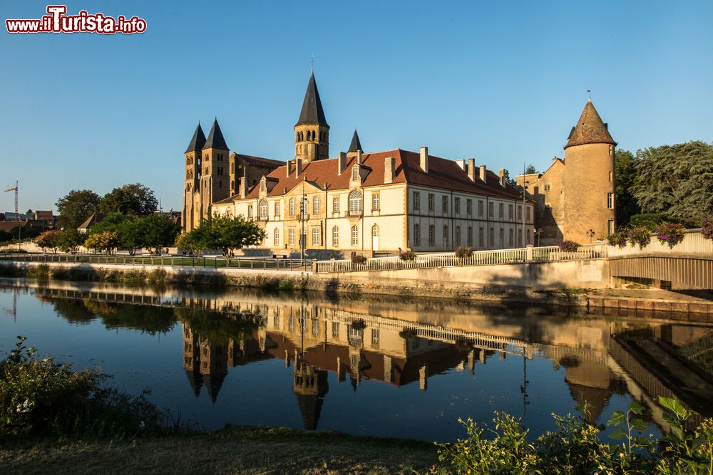 Immagine Il complesso religioso del Sacro Cuore di Gesù riflesso nelle acque del fiume a Paray-le-Monial, Francia.