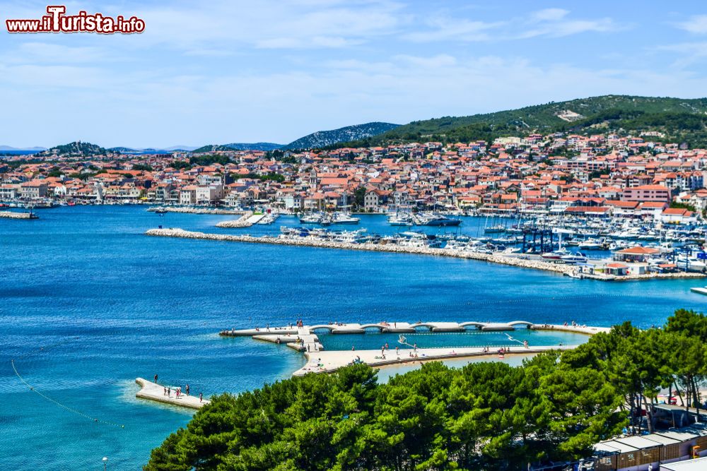 Immagine Complesso turistico di Vodizze e l'isola di Prvic, Croazia, visti dall'alto.